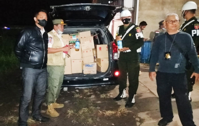 
 Ratusan Botol Minuman Beralkohol Diamankan Petugas Satpol PP Di Kecamatan Satui