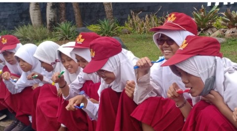 
 Peringati HKGN Ratusan Siswa Siswi Sekolah Dasar Lakukan Aksi Sikat Gigi Bersama di Halaman Kantor Bupati