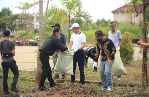 
 Peringati World Cleanup Day 2022 Sekda Tanbu Bersama DLH Gelar Aksi Bersih Bersih
