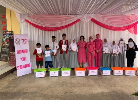 
 Kunjungi Polsek Kusan Hulu Ketua Bhayangkari Tanbu Berikan Bantuan Paket Sembako Kepada Anak Yatim
