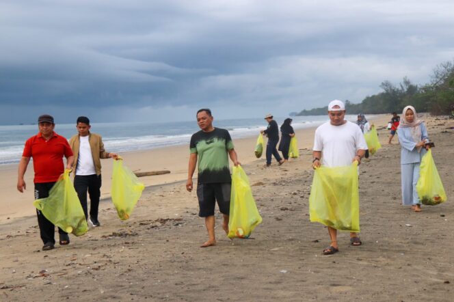 
 Keluarga Besar Dinas PMD Tanbu Gelar Family Gathering sekaligus Bersih Sampah Pantai Angsana